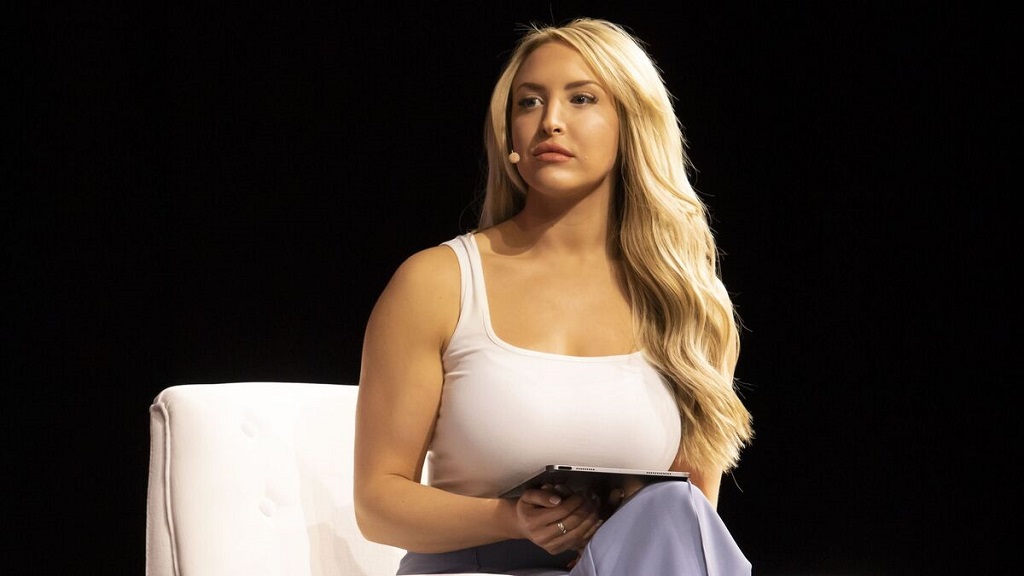 Nữ MC thể thao Emma Louise Jones đốt mắt khán giả trong buôi lễ trao giải Tài năng truyền thông và sự nghiệp ấn tượng của Emma Louise Jones