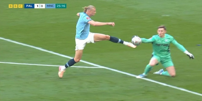 Thủ thành Henderson chạm tay ngoài vòng không bị thẻ đỏ Thủ thành Henderson chạm tay ngoài vòng không bị thẻ đỏ