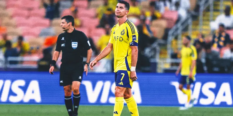 Ronaldo nổi giận, chỉ trích đồng đội trong trận thua sốc trước Al Ittihad ronaldo-khong-hai-long-voi-cach-phong-ngu-cua-dong-doi